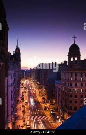 Espagne, Madrid, Centro, elevated view de la Gran Via, l'aube Banque D'Images