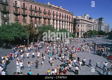 Espagne - Catalogne - Barcelone. Avenida de la Catedral. La Sardana, danse culturelle catalane. Banque D'Images
