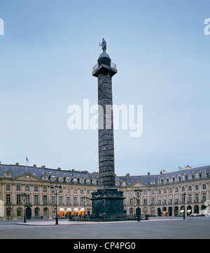 France Paris. colonne de bronze de la Place Vendôme (colonne de la Grande Armée), orné de bas-reliefs sur spirale ascendante. En haut de Banque D'Images