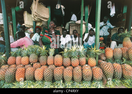 Ouganda - Kampala. Vente d'affaire d'ananas du marché. Banque D'Images