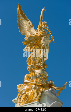 Libre d'or angel statue sur Victoria Memorial Fountain à l'extérieur de Buckingham Palace, Londres, Angleterre, Royaume-Uni Banque D'Images