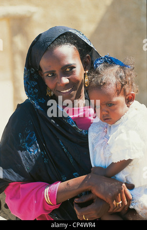 Soudan - Nubia - Village de Dongola Dongola et vieux. Femme avec enfant Banque D'Images