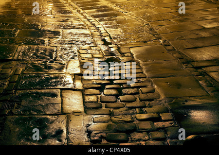 Floorscape : une saison humide et sombre nuit à Victoria Square Shopping Precinct, Skipton, Yorkshire du Nord. Banque D'Images