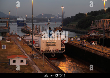 Les navires qui transitent par le Canal de Panama dans la nuit Banque D'Images