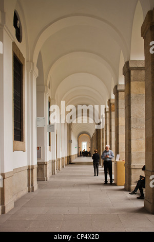 Espagne, Madrid, Atocha, Centro de Arte Reina Sofia museum, l'établissement courtyard arches Banque D'Images