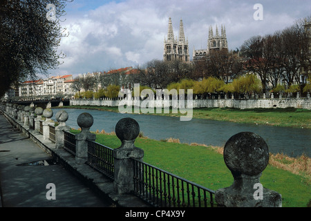 Espagne - Castille et León - Burgos - Rivière Arlanzon et la cathédrale gothique de l'arrière-plan. Banque D'Images