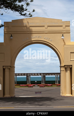 Vue du nouveau passage de Napier et l'océan dans le domaine de la plage, Napier, Hawkes Bay, Nouvelle-Zélande. Banque D'Images