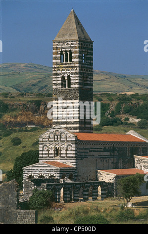 Codrongianus Sardaigne (Ss). Église de l'abbaye de la Sainte Trinité de Saccargia à partir de 1116 en style roman avec calcaire blanc noir Banque D'Images