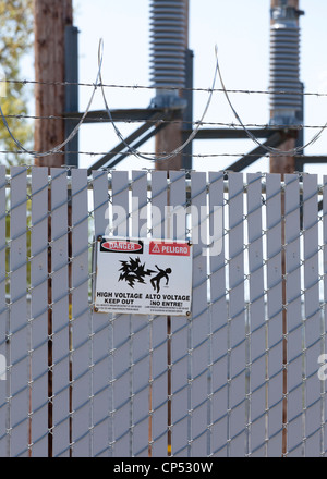 Panneau d'avertissement de tension élevée sur fence Banque D'Images