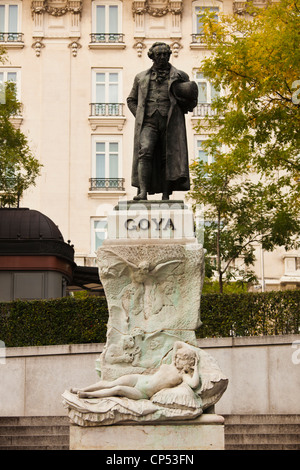 Espagne, Madrid, Paseo del Prado, Museo del Prado museum, statue du peintre Francisco Goya Banque D'Images