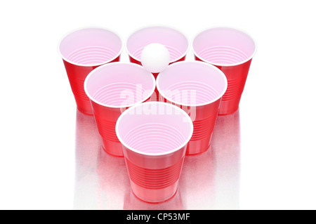 Balle de ping-pong avec cups pour jouer au Beer Pong sur fond blanc avec la réflexion. Banque D'Images