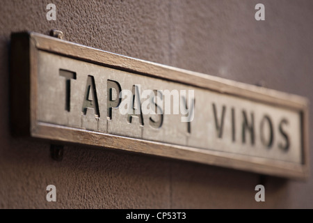 Espagne, Aragon, province de Saragosse, Saragosse, El Tubo de divertissements, des tapas et du vin sign Banque D'Images