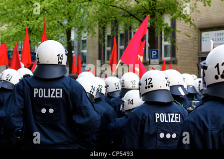 Des fonctionnaires de la police en tenue anti-émeute complète manifestants face au cours de la manifestation du Premier Mai à Hambourg, en Allemagne, le 1 mai 2012. Banque D'Images