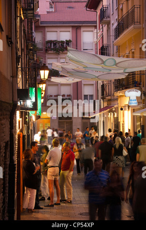 L'Espagne, la région de La Rioja, La Rioja Province, Logrono, les foules à l'extérieur de bars à tapas dans la Calle Laurel Street Banque D'Images