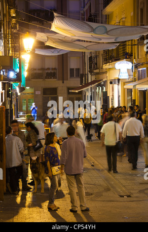 L'Espagne, la région de La Rioja, La Rioja Province, Logrono, les foules à l'extérieur de bars à tapas dans la Calle Laurel Street Banque D'Images