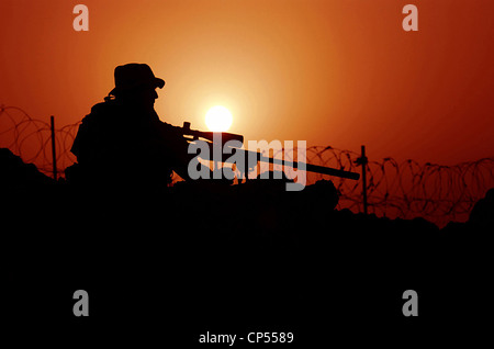 Un soldat des Forces spéciales US regarde à travers son fusil sniper MK 12 au coucher du soleil le 7 septembre 2007 dans Rawah, de l'Iraq. Banque D'Images