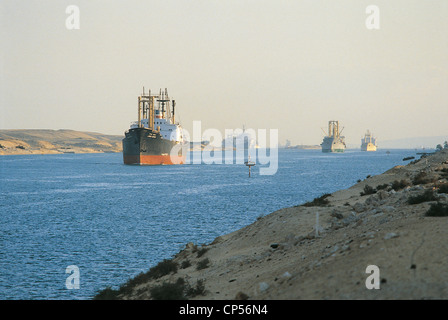 Egypte - Sinaï navire en transit le long du Canal de Suez près d'Ismaïlia Banque D'Images