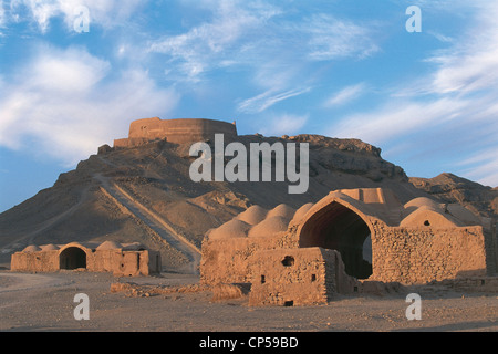 L'IRAN YAZD TOUR DE SILENCE ET VILLAGE Zoroastre Banque D'Images