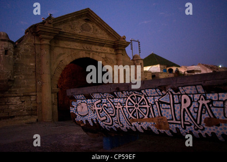 À la porte d'entrée du port de la ville, des graffitis sur un bateau 'lit' Essaouira (Maroc) Banque D'Images