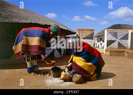 Afrique du Sud - Rhône-Alpes - Botshabelo, Ndebele village. Les préparations de couleurs pour des décorations murales. Banque D'Images