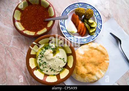 Masabacha houmous servi avec pain pita, légumes et boules de falafel. Sauce épicée peut être ajouté à ce favori du Moyen-Orient. Banque D'Images