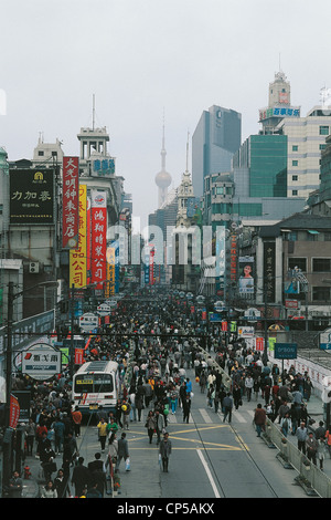 Chine - Shanghai - Shanghai - Nanjing Donglu ou route de Nankin, la principale rue commerçante. Banque D'Images