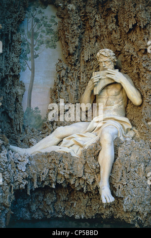 Latium - Rome (RM) - jardin de la Villa aldobrandini. Détail du Théâtre de l'eau, une statue en marbre du dieu Faunus. Banque D'Images