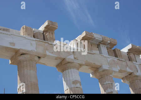 Détails sur le Parthénon à l'acropole d'Athènes. Rock de couleur claire est de remplacer le travail de restauration. Banque D'Images