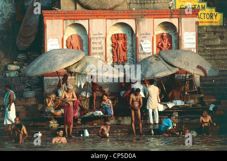 Inde - Uttar Pradesh - Varanasi (Bénarès), le rituel des ablutions dans le Gange Banque D'Images