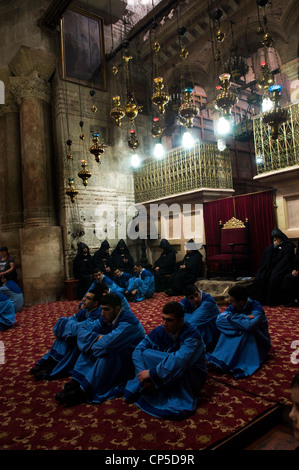 L'église orthodoxe arménienne tenir une cérémonie à l'intérieur de l'église du Saint-Sépulcre. Banque D'Images