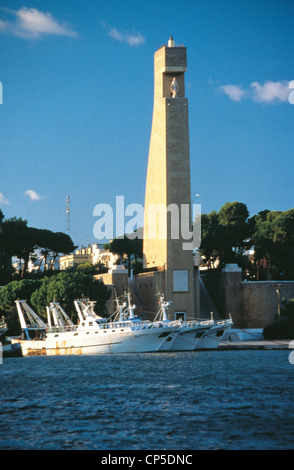 Les Pouilles Brindisi. Monument à Mariner de l'Italie, en forme de gouvernail de 53 m de haut, construit en l'honneur de 6 000 marins tués au cours de Banque D'Images