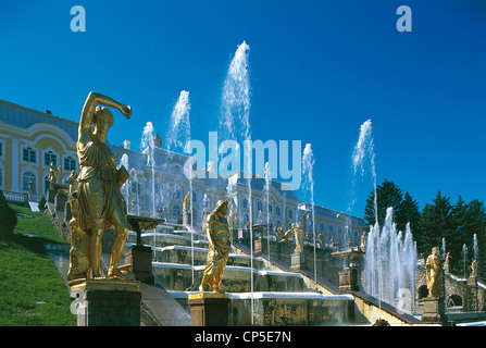 Plus la Russie Saint-pétersbourg, Petrodvorec. La Grande Cascade (Kaskad Bolchoï ; 1715-1724) Grand Palais (Bolshoi dvorec ; première Banque D'Images