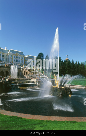 Plus la Russie Saint-pétersbourg, Petrodvorec. La Grande Cascade (Kaskad Bolchoï ; 1715-1724) Grand Palais (Bolshoi dvorec ; première Banque D'Images