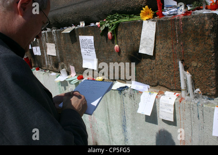 Vatican XXI siècle - le 4 avril 2005. Condoléances pour le décès du pape Jean Paul II. Fidèle Banque D'Images