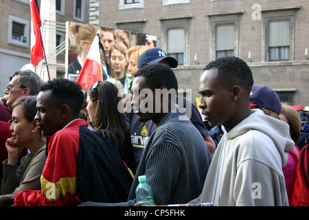 Vatican xxie siècle - le 7 avril 2005. Condoléances pour le décès du pape Jean Paul II. Fidèle Banque D'Images