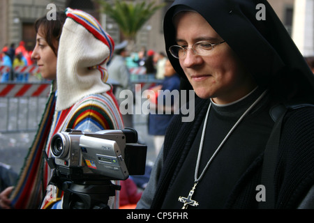 Vatican xxie siècle - le 7 avril 2005. Condoléances pour le décès du pape Jean Paul II. Nun Banque D'Images