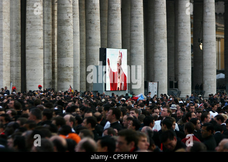 Vatican xxie siècle - le 8 avril 2005. Funérailles du Pape Jean-Paul II. De fidèles Banque D'Images