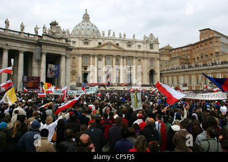 Vatican xxie siècle - le 8 avril 2005. Funérailles du Pape Jean-Paul II. De fidèles Banque D'Images