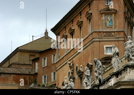 XXI siècle de la Cité du Vatican, le 18 avril 2005. L'élection du Pape Benoît XVI. Conclave, fumée noire Banque D'Images