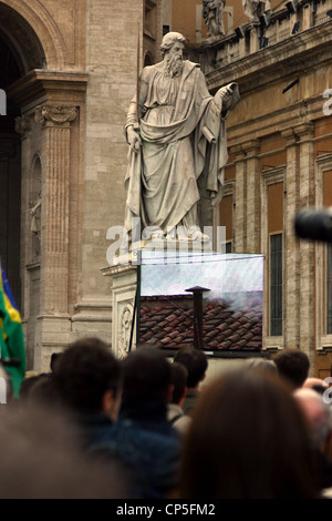 Vatican XXI siècle - le 20 avril 2005. L'élection du Pape Benoît XVI. Conclave. La fumée blanche Banque D'Images