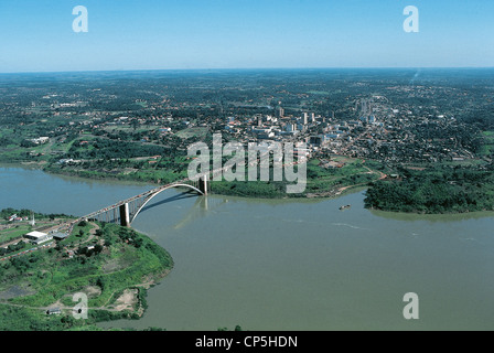 Le Paraguay Alto Parana State Ciudad del Este (Puerto Stroessner président). Dell'Amistad ou pont de l'amitié qui traverse Banque D'Images