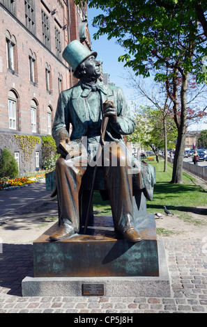 La statue de l'écrivain conte de Hans Christian Andersen à côté de l'hôtel de ville de Copenhague, le H. C. Andersens Boulevard. Banque D'Images