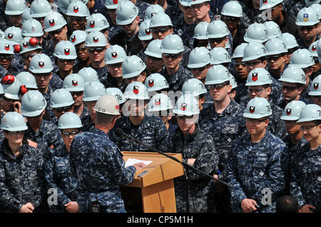 Le capitaine Thom Burke, commandant du porte-avions USS Ronald Reagan (CVN 76), parle à l'équipage du shipÕs lors d'un appel à main sur le bravo de l'embarcadère du chantier naval Puget Sound. Ronald Reagan est domiciliaire à Bremerton, dans l'État de Washington, tout en subissant une période de maintenance de disponibilité incrémentielle planifiée à quai au chantier naval et à l'installation de maintenance intermédiaire de Puget Sound. Banque D'Images