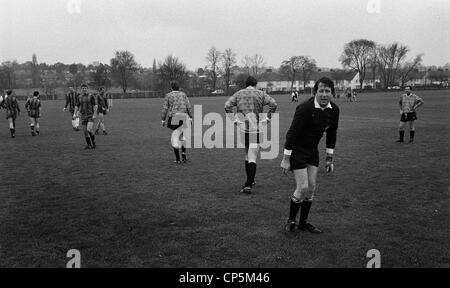 Un match de football de ligue dimanche Banque D'Images