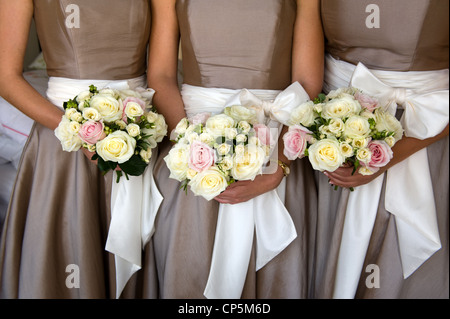 Bridesmaids holding bouquet de fleurs à un mariage Banque D'Images