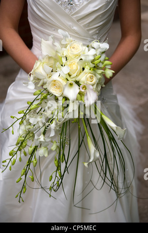 Bride holding a bouquet de fleurs le jour de son mariage Banque D'Images