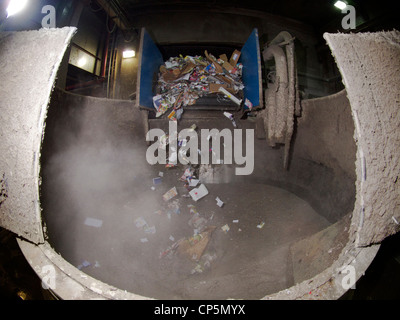 L'alimentation de la bande de papier du gaspillage dans un broyeur dans une usine à papier à Groningen, Pays-Bas Banque D'Images