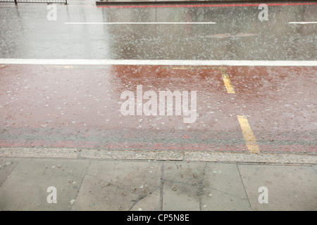 La pluie torrentielle inonde les gouttières d'un orage dans la région de Kings Cross, London, UK. Banque D'Images