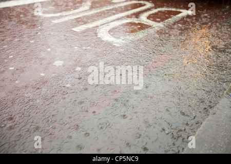 La pluie torrentielle inonde les gouttières d'un orage dans la région de Kings Cross, London, UK. Banque D'Images