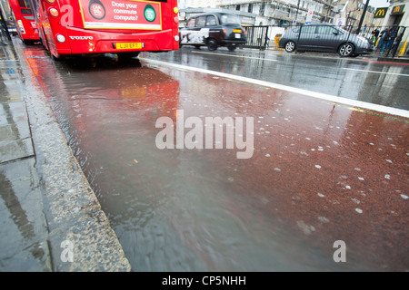 La pluie torrentielle inonde les gouttières d'un orage dans la région de Kings Cross, London, UK. Banque D'Images